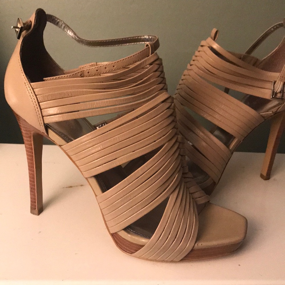 NEGOTIABLE Beautiful Calvin Klein leather strapped heel